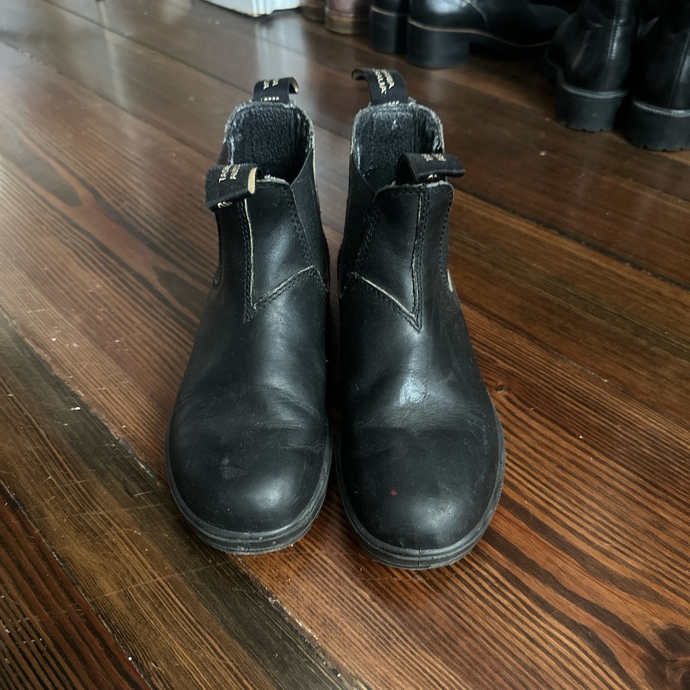 Black leather Blundstone boots 6.5